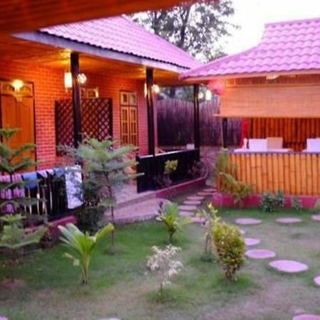 Palace Nyaung Shwe Guesthouse Exteriör bild