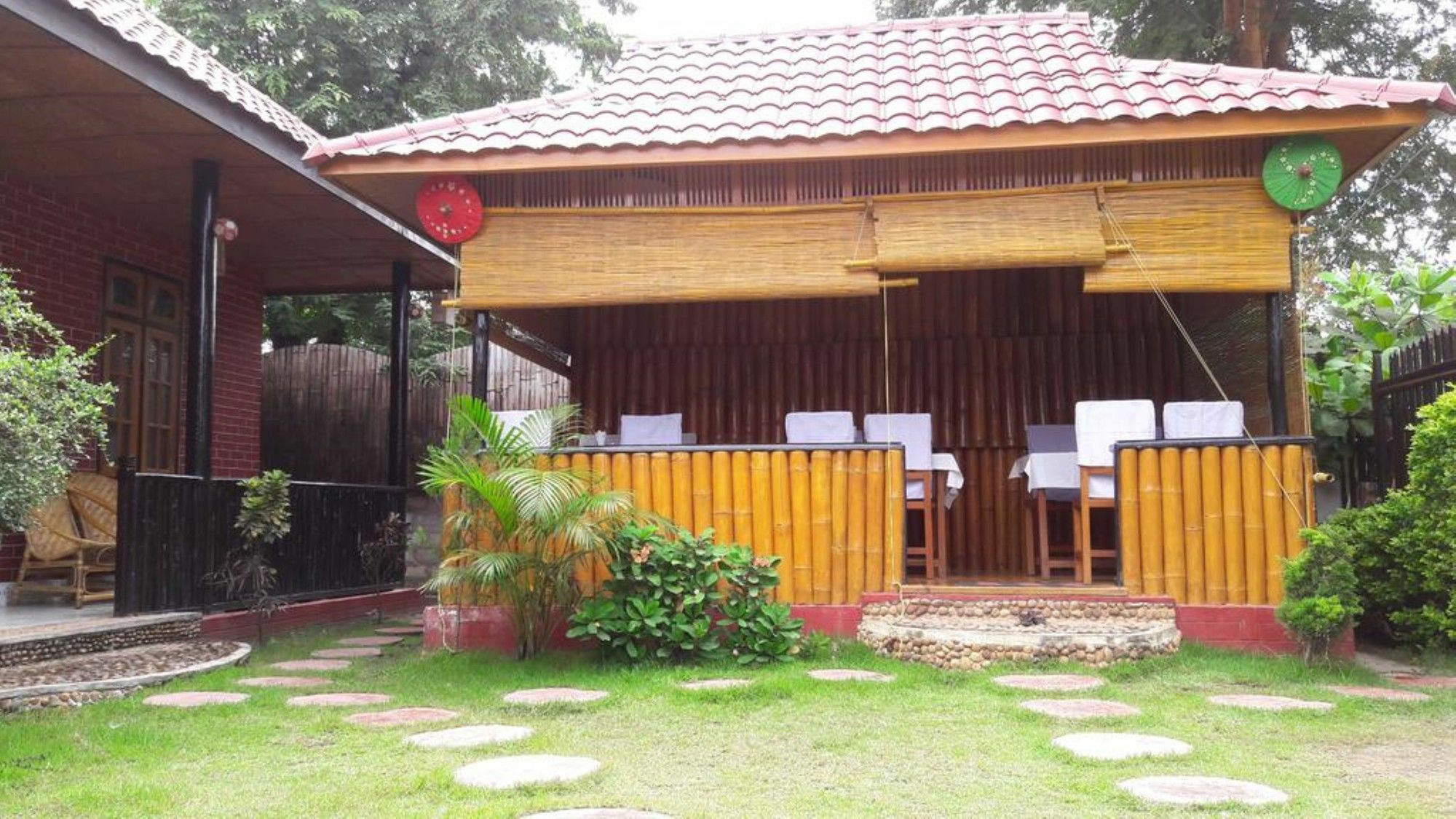 Palace Nyaung Shwe Guesthouse Exteriör bild