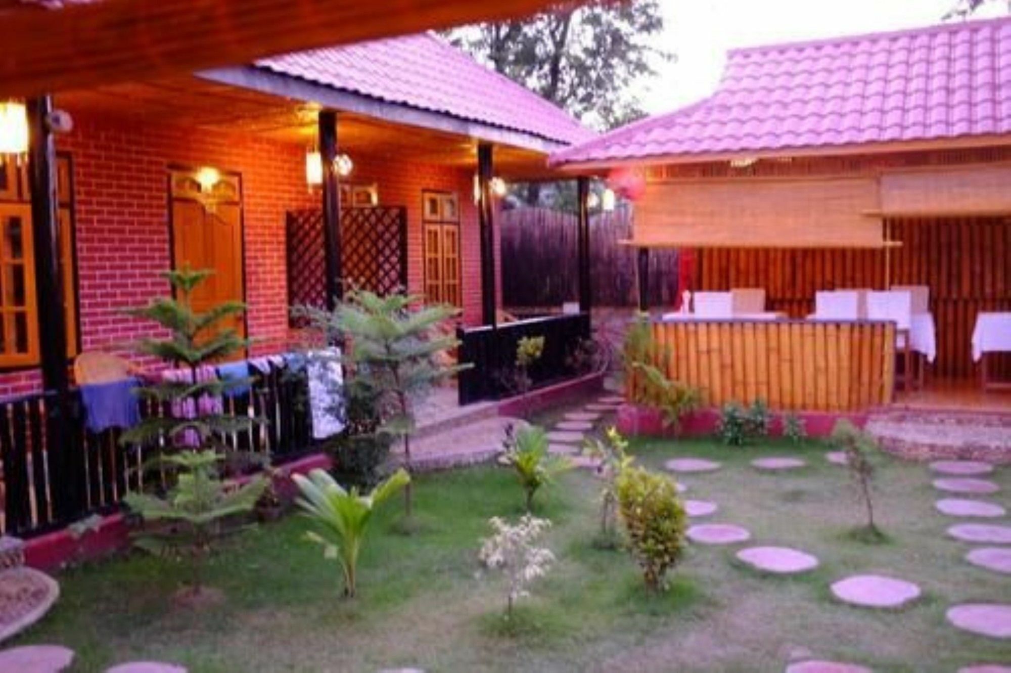 Palace Nyaung Shwe Guesthouse Exteriör bild