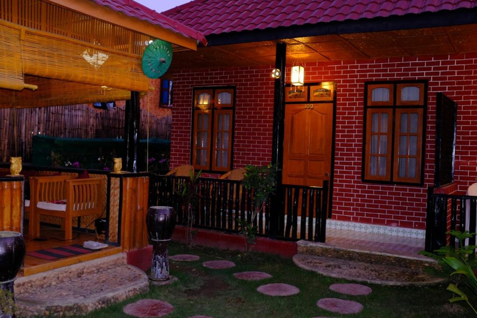 Palace Nyaung Shwe Guesthouse Exteriör bild